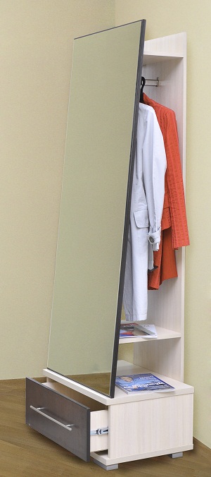 Малогабаритная прихожая с напольным зеркалом номер 2